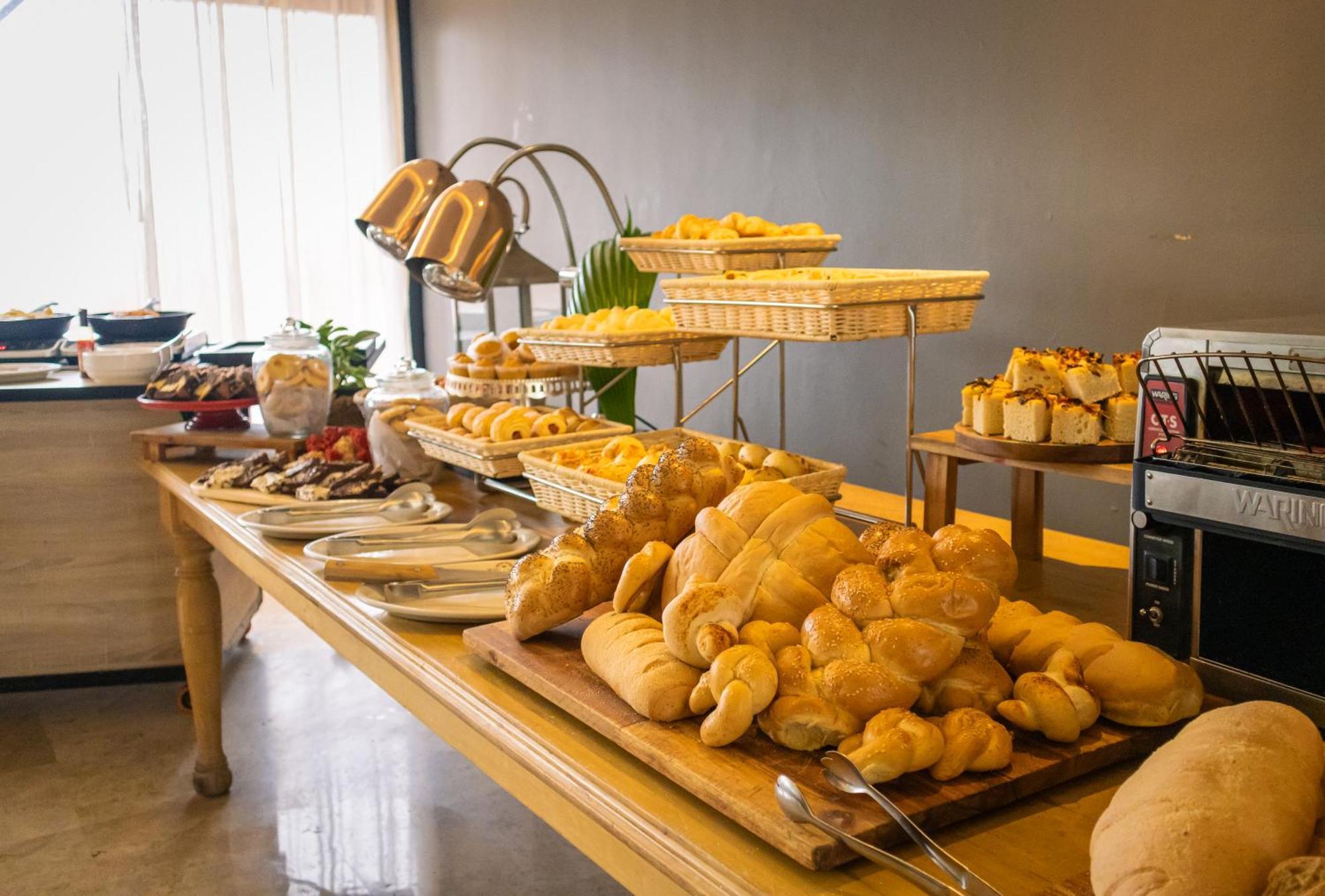 Hotel Caribe By Faranda Grand, A Member Of Radisson Individuals Cartagena Exterior foto A bread buffet